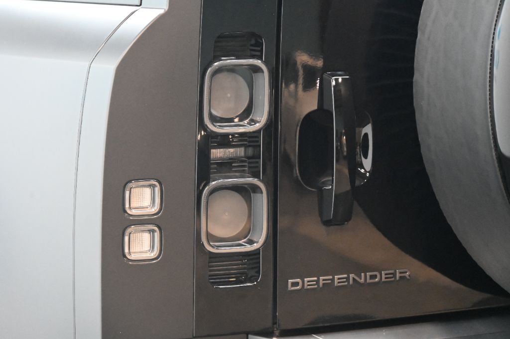2022 Land Rover Defender Carpathian Edition - Photo 19